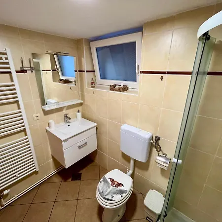 Tisa, Apartman